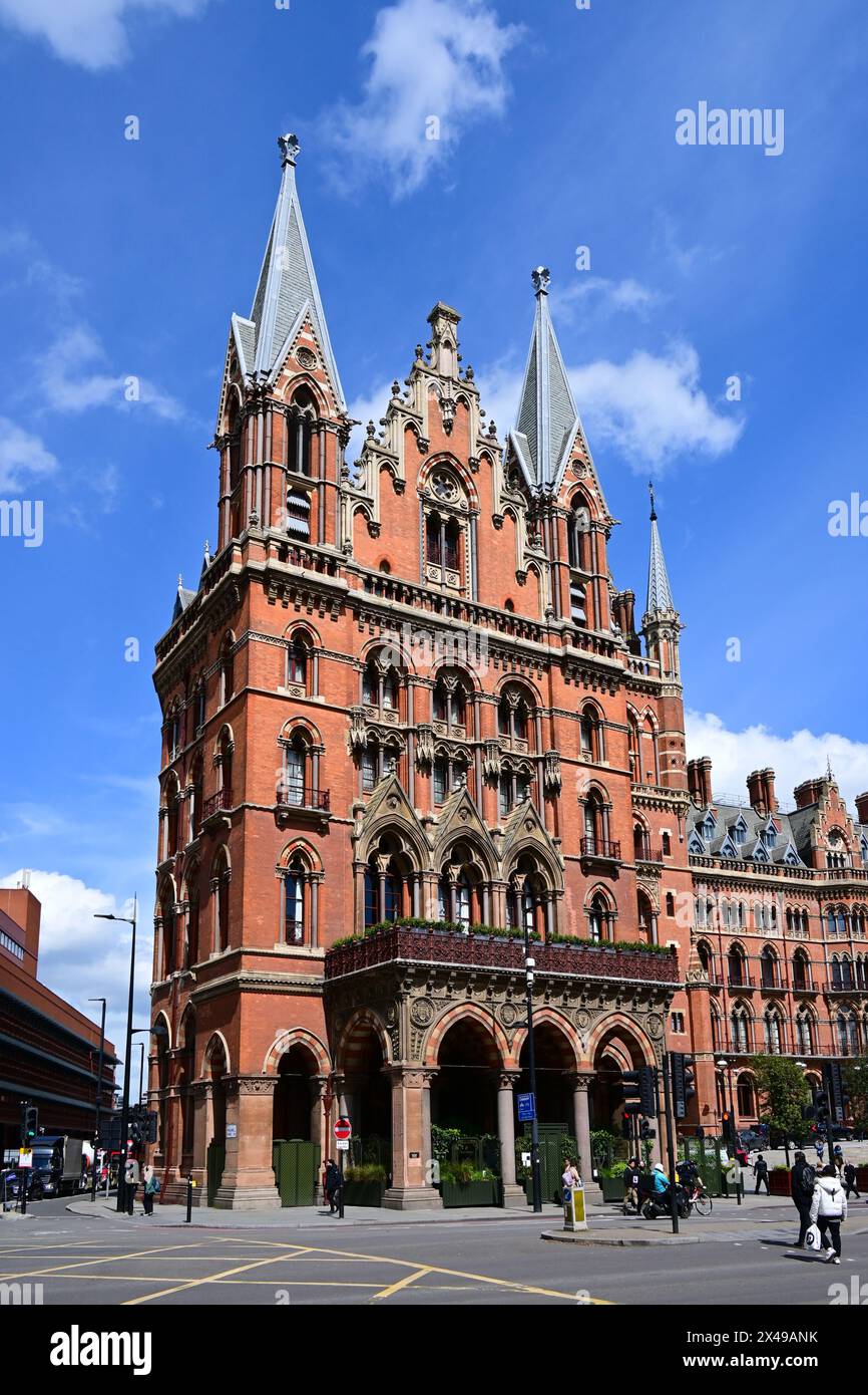 St Pancras Renaissance Hotel an der Ecke Euston Road zur Midland Road, London, England, Großbritannien. Stockfoto