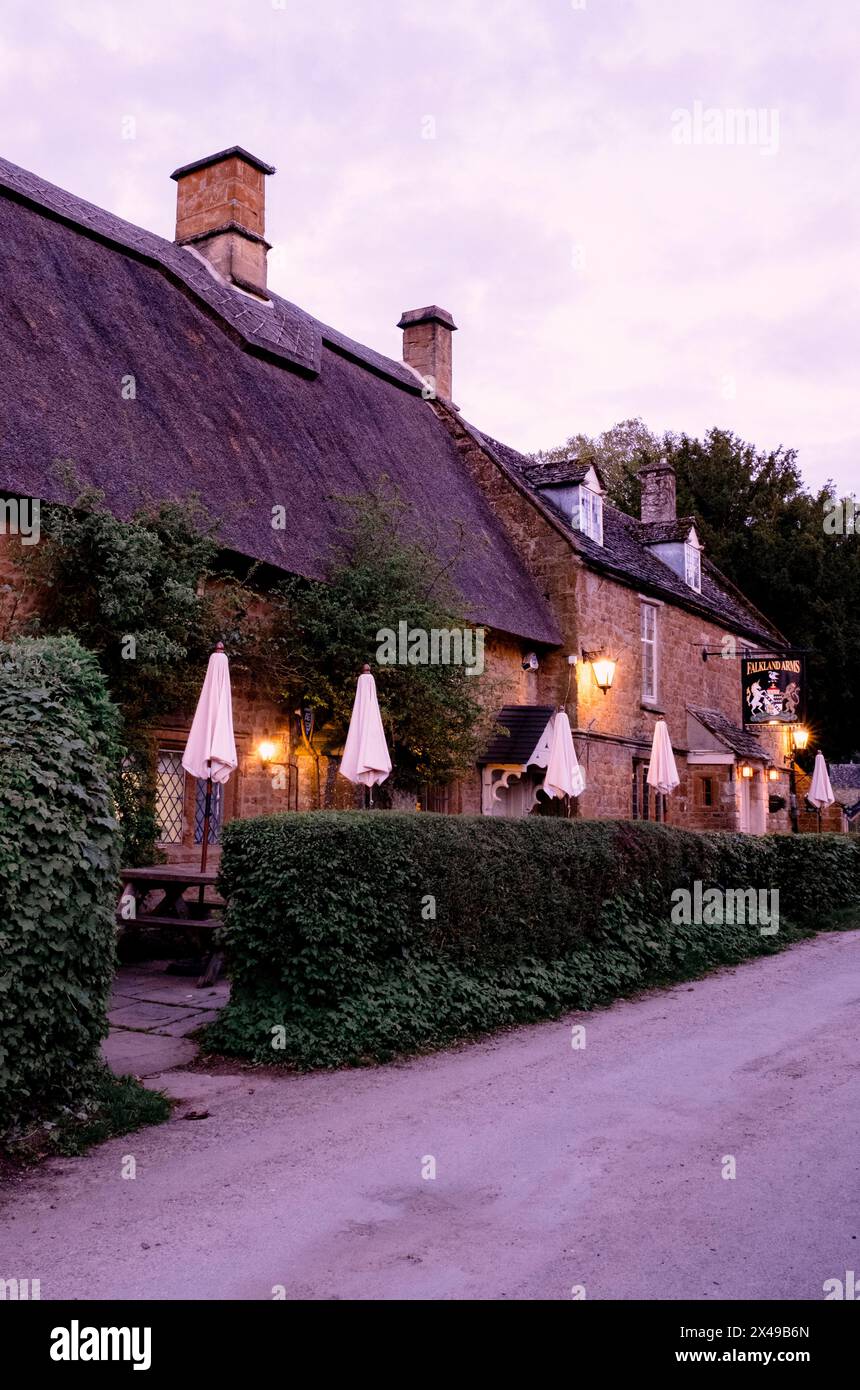 Das Falkland Arms Publishing House in der Abenddämmerung im verschlafenen Cotswold Village of Great TEW in Oxfordshire. Stockfoto