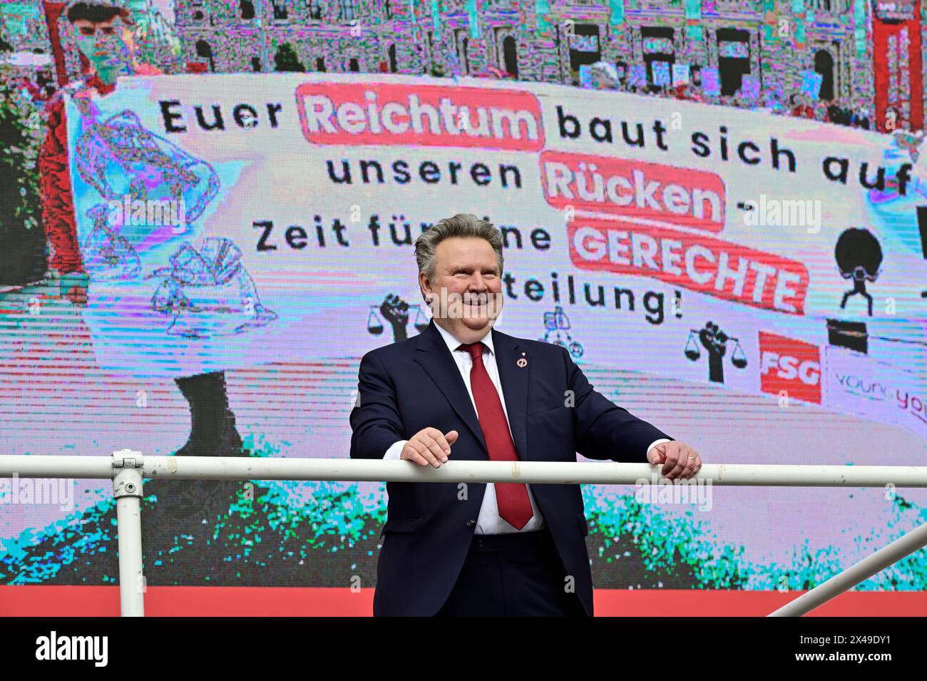 Wien, Österreich. Mai 2024. Bürgermeister Michael Ludwig beim maimarsch der SPÖ Wien auf dem Rathausplatz in Wien Stockfoto