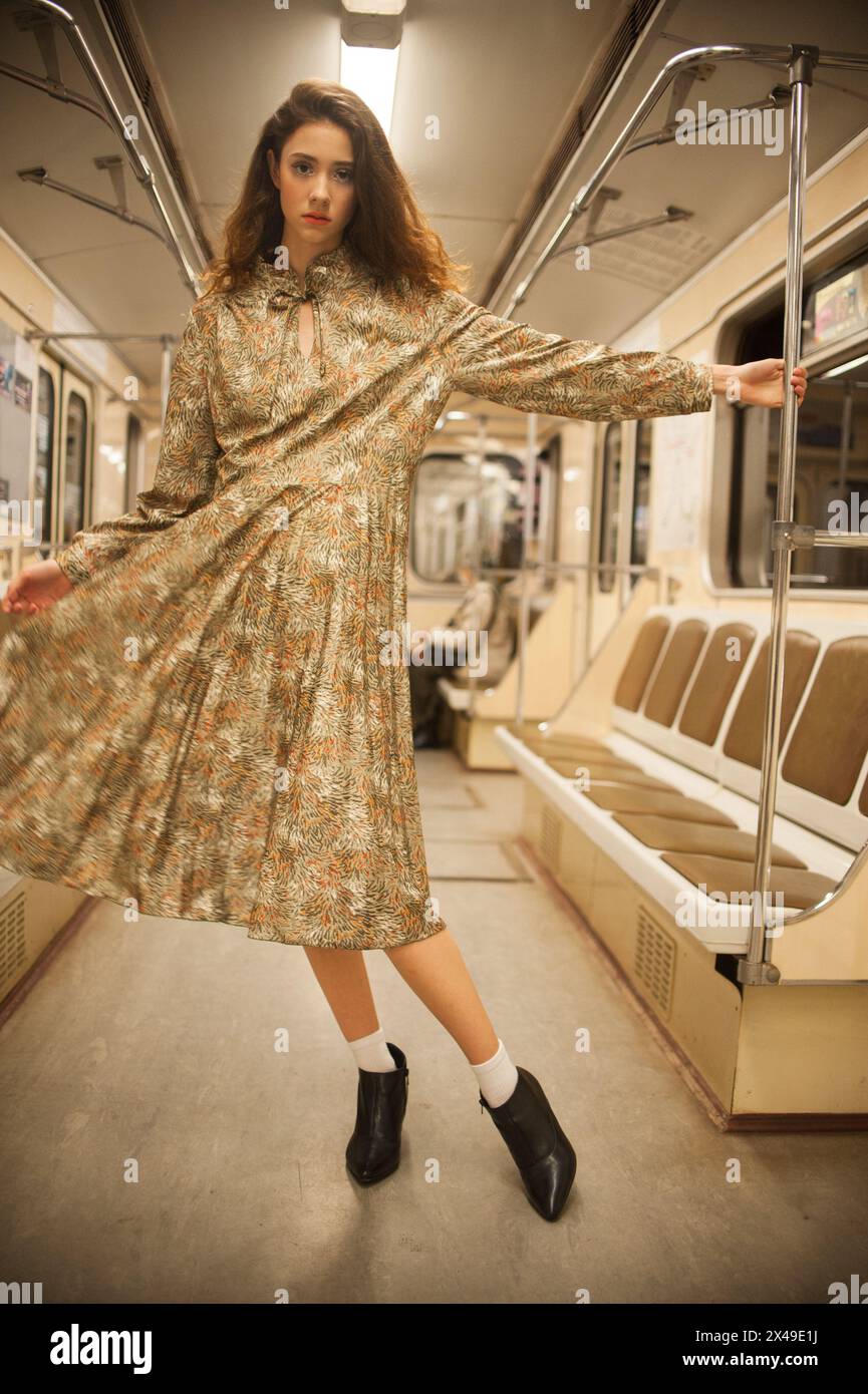 Ein junges Mädchen posiert in einem U-Bahn-Auto. Modeaufnahmen Stockfoto