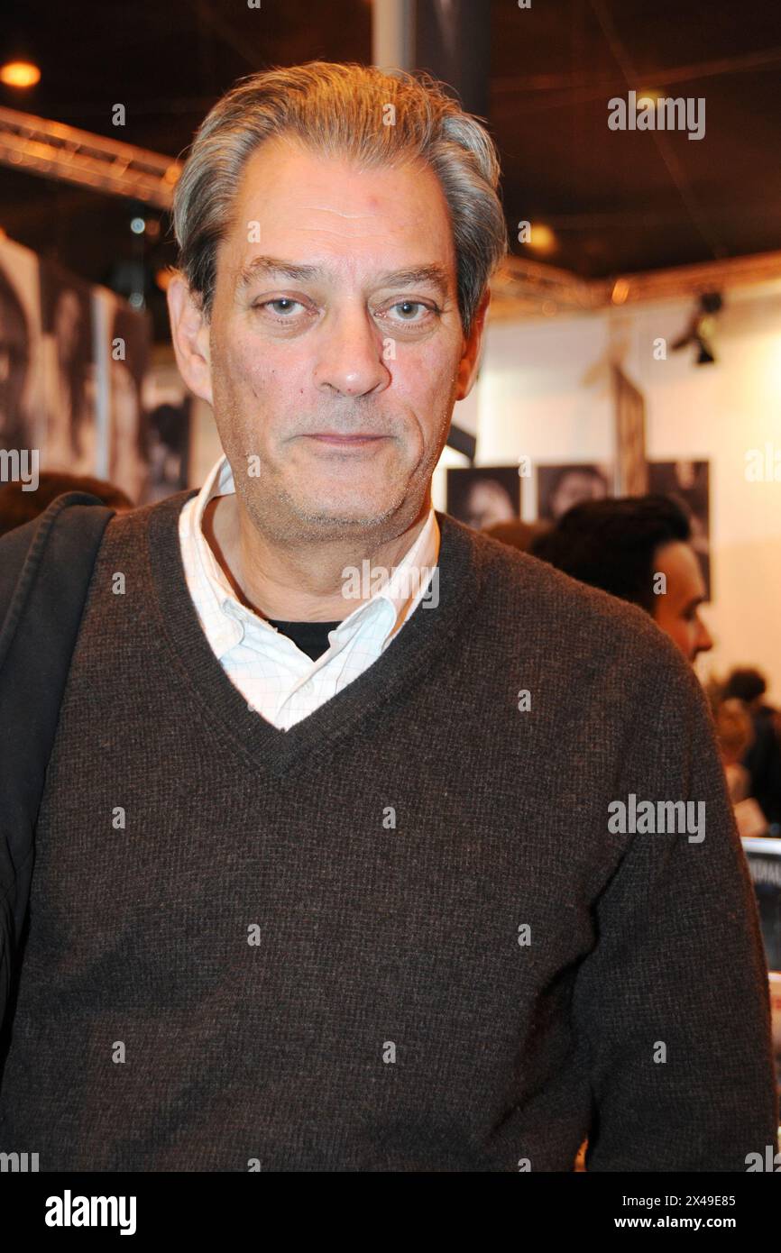 Paris, Frankreich. März 2010. Der Schriftsteller Paul Auster nahm an der Pariser Buchmesse „Le Salon du Livre“ Teil, die am 27. März 2010 im Parc des Expositions, Porte de Versailles in Paris, Frankreich, stattfand. Foto: Mireille Ampilhac/ABACAPRESS. COM Credit: Abaca Press/Alamy Live News Stockfoto