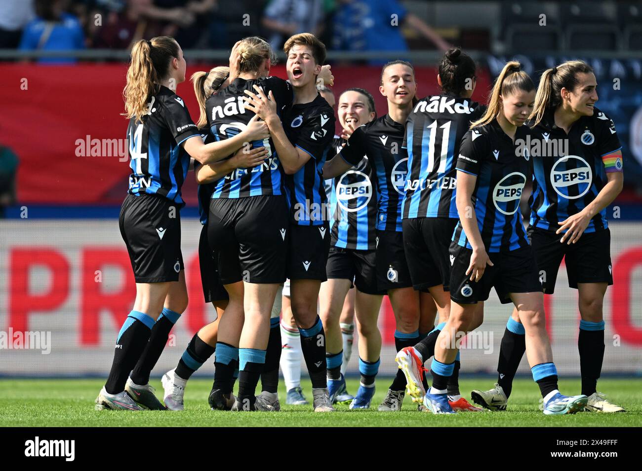 Leuven, Belgien. Mai 2024. Caitlin Lievens (21) vom Club YLA feierte mit seinen Teamkollegen, nachdem er beim Fußballspiel der Frauen Oud Heverlee Leuven und Club Brugge YLA am Mittwoch, 1. Mai 2024, in Leuven, BELGIEN das Equalizer-Tor 1-1 geschossen hatte. Quelle: Sportpix/Alamy Live News Stockfoto