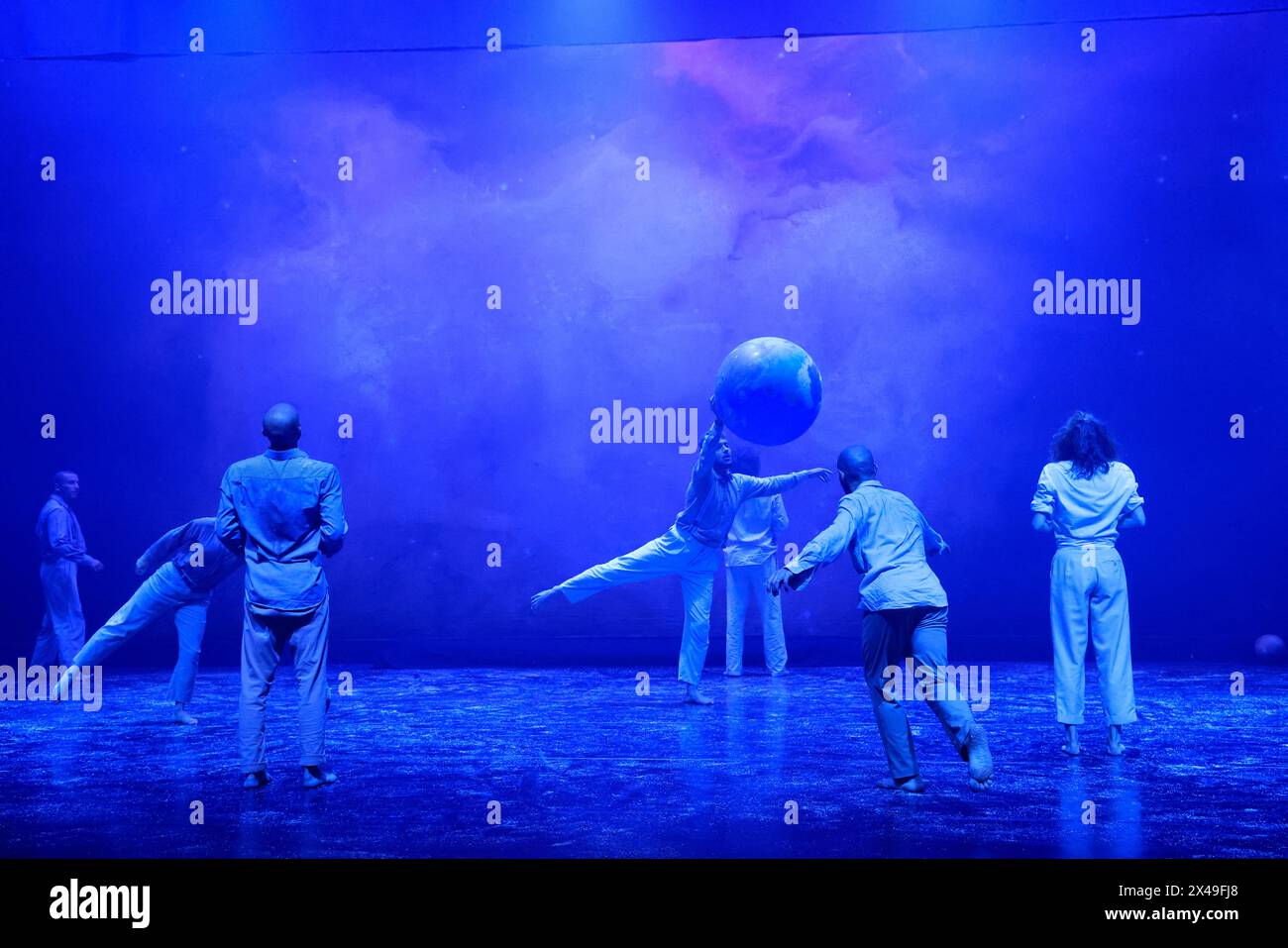 Folia, eine zeitgenössische Tanzshow, bei der Hip-Hop, klassische und barocke Musik wunderbar auf dem Notes Festival 1001 in Limoges verschmelzen. Auf der Bühne, Tänzer Stockfoto