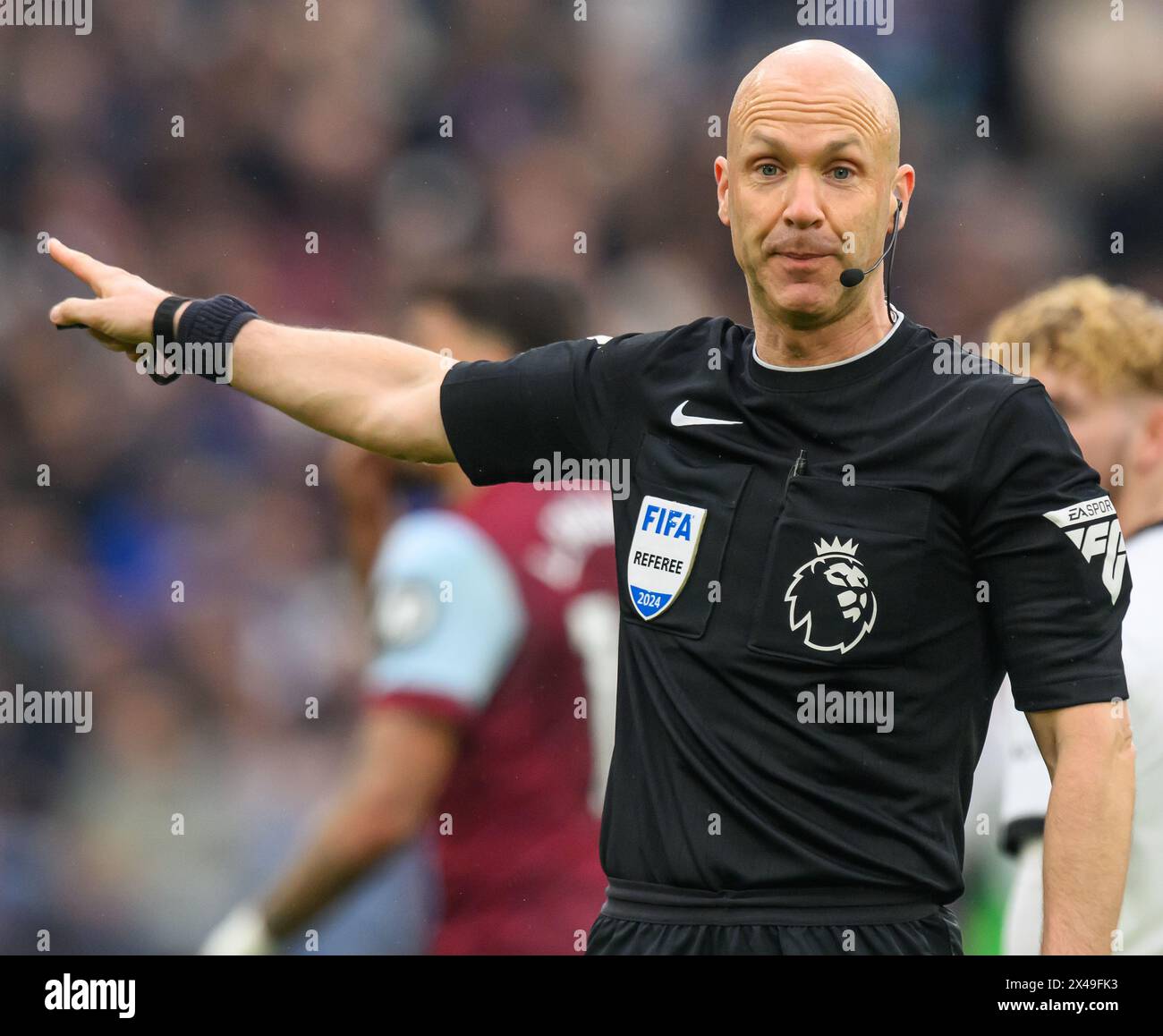 London, Großbritannien. April 2024 - West Ham United gegen Liverpool - Premier League - London Stadium. Premier League Schiedsrichter Anthony Taylor. Bildnachweis: Mark Pain / Alamy Live News Stockfoto