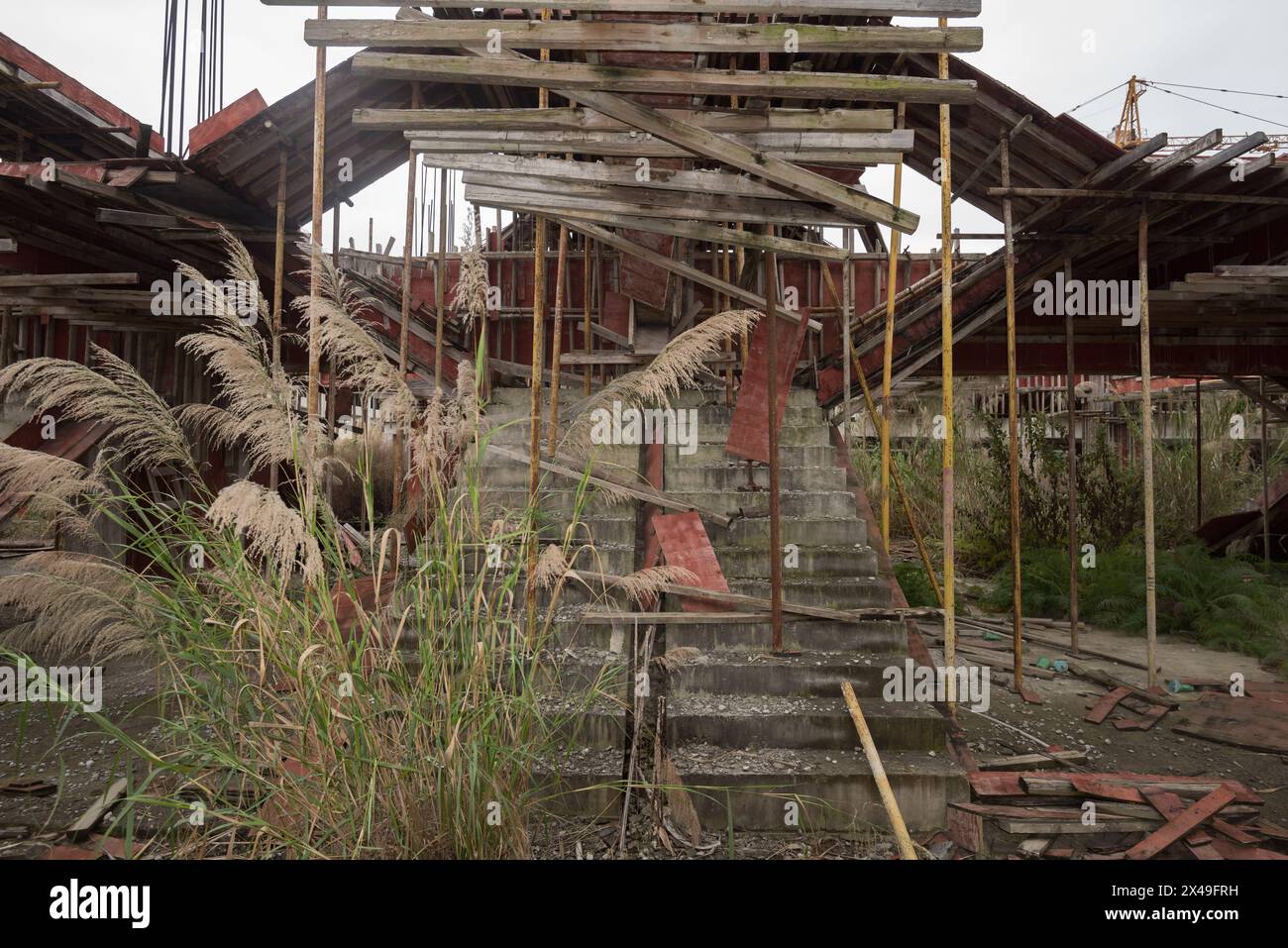 Baise City, Guangxi, China - 10. März 2023: Eine Baustelle wurde vor Fertigstellung aufgegeben Stockfoto
