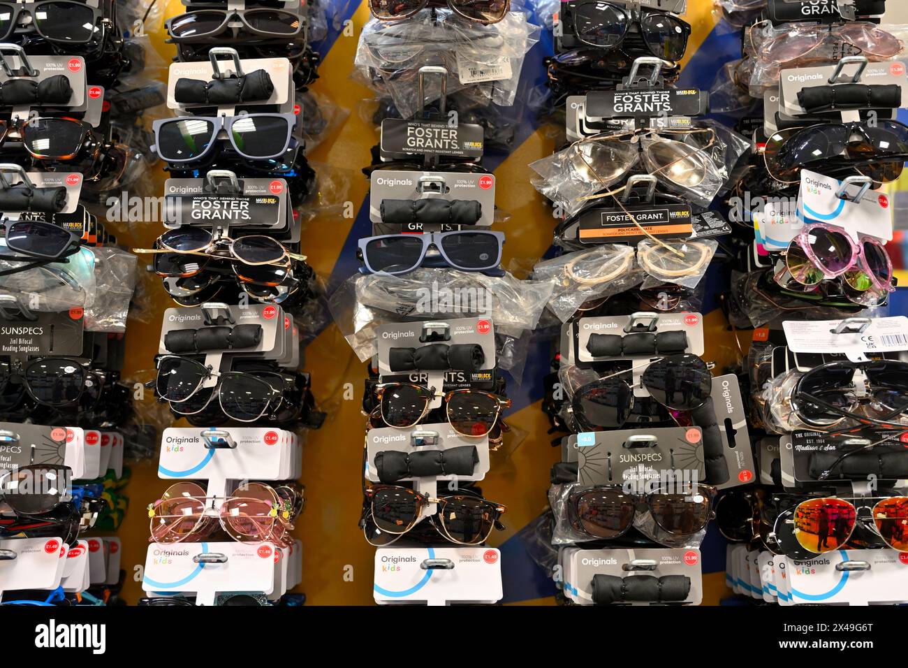 Reihen billiger Sonnenbrillen zum Verkauf im Geschäft Stockfoto