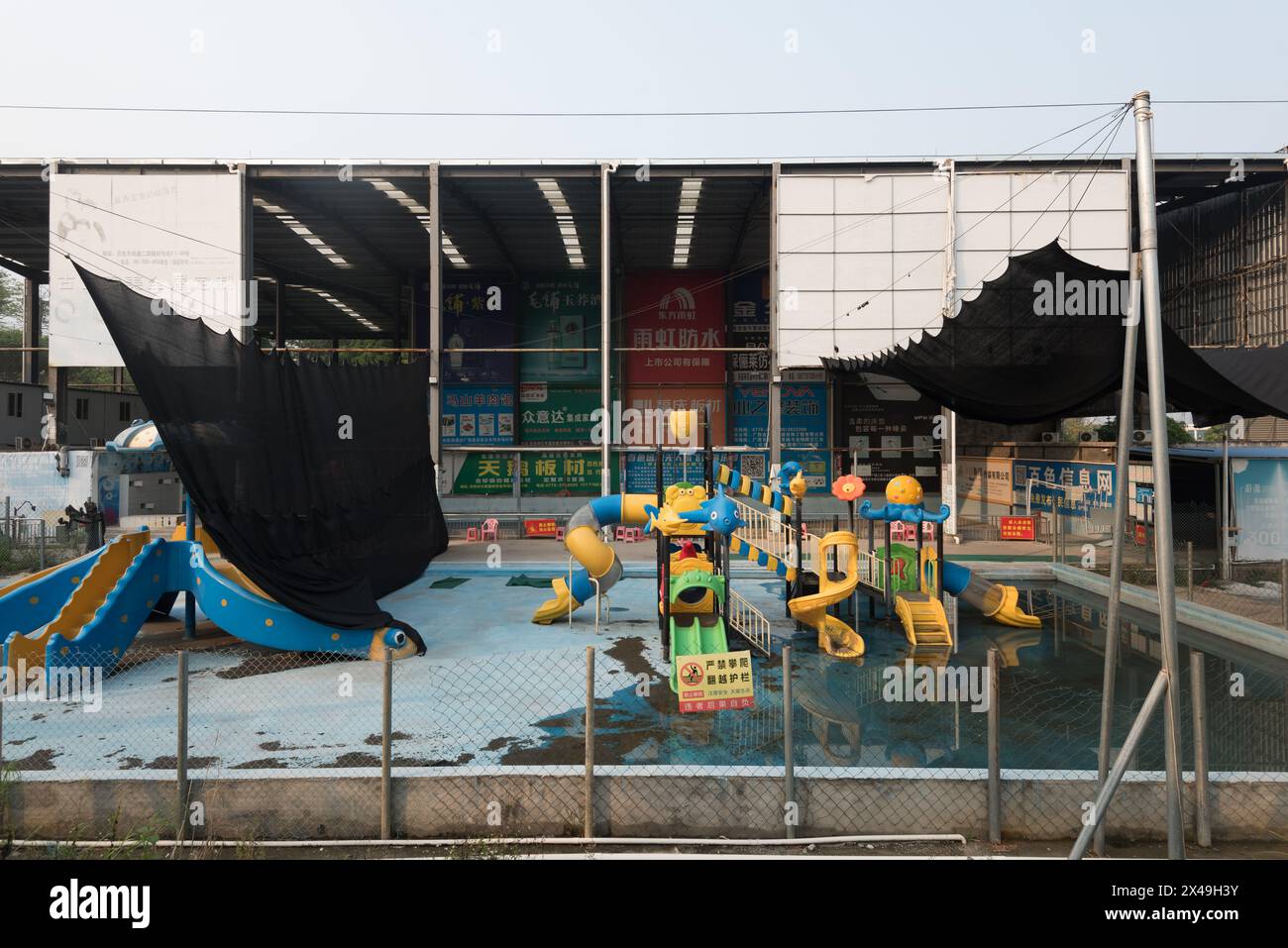 Baise City, Guangxi, China - 30. März 2023: Ein verlassener Kinderspielplatz Stockfoto
