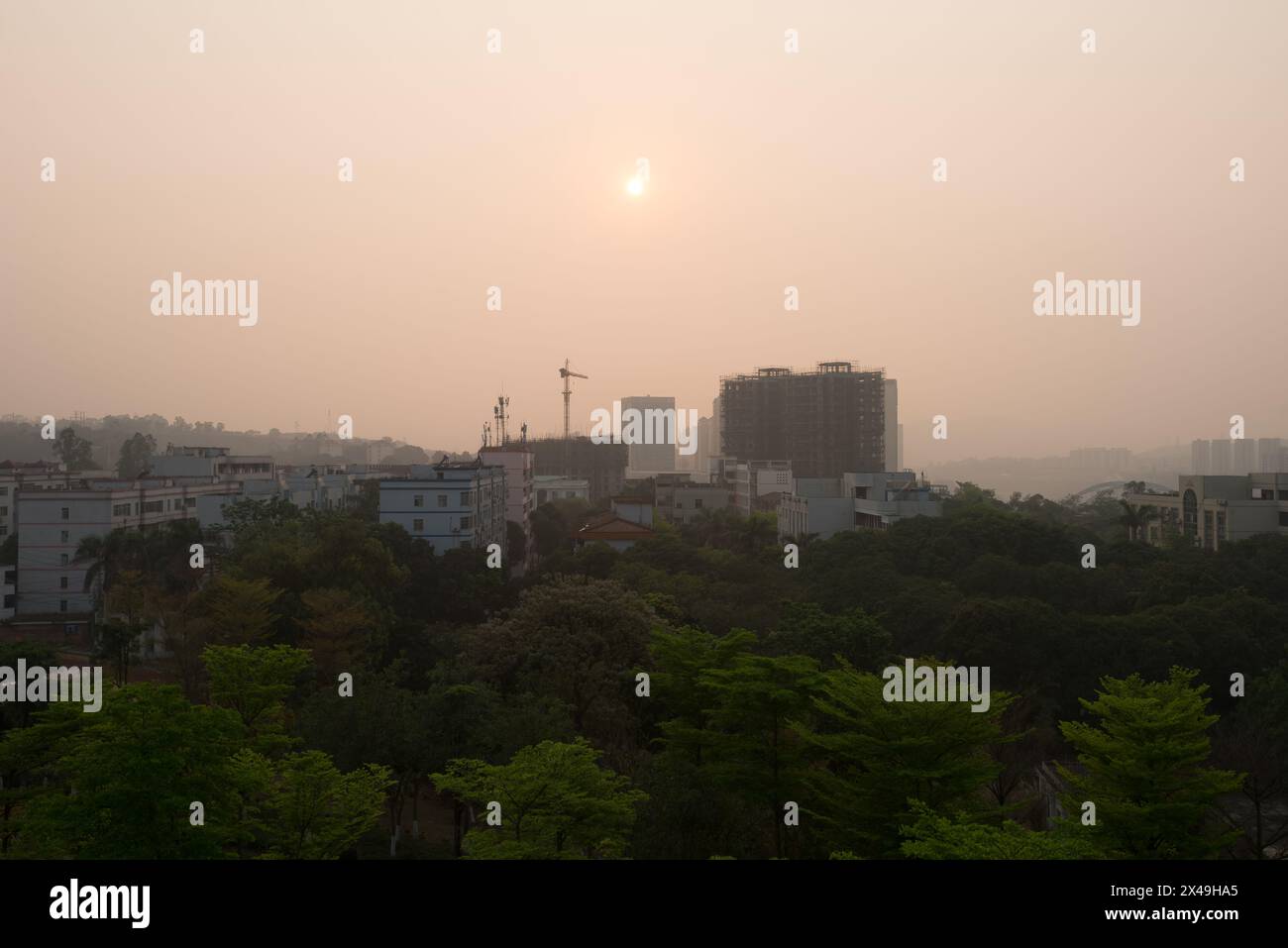 Baise City, Guangxi, China - 30. März 2023: Baise City während Luftverschmutzung und Dunstwetter Stockfoto