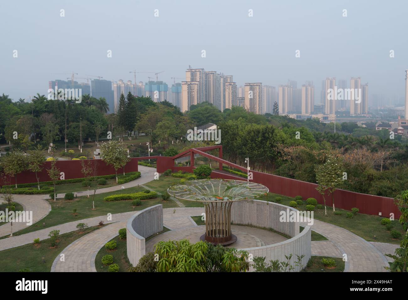 Baise City, Guangxi, China - 30. März 2023: Eine Szene auf der Baise Garden Expo. In der Ferne befindet sich ein Hochhaus-Wohnkomplex Stockfoto