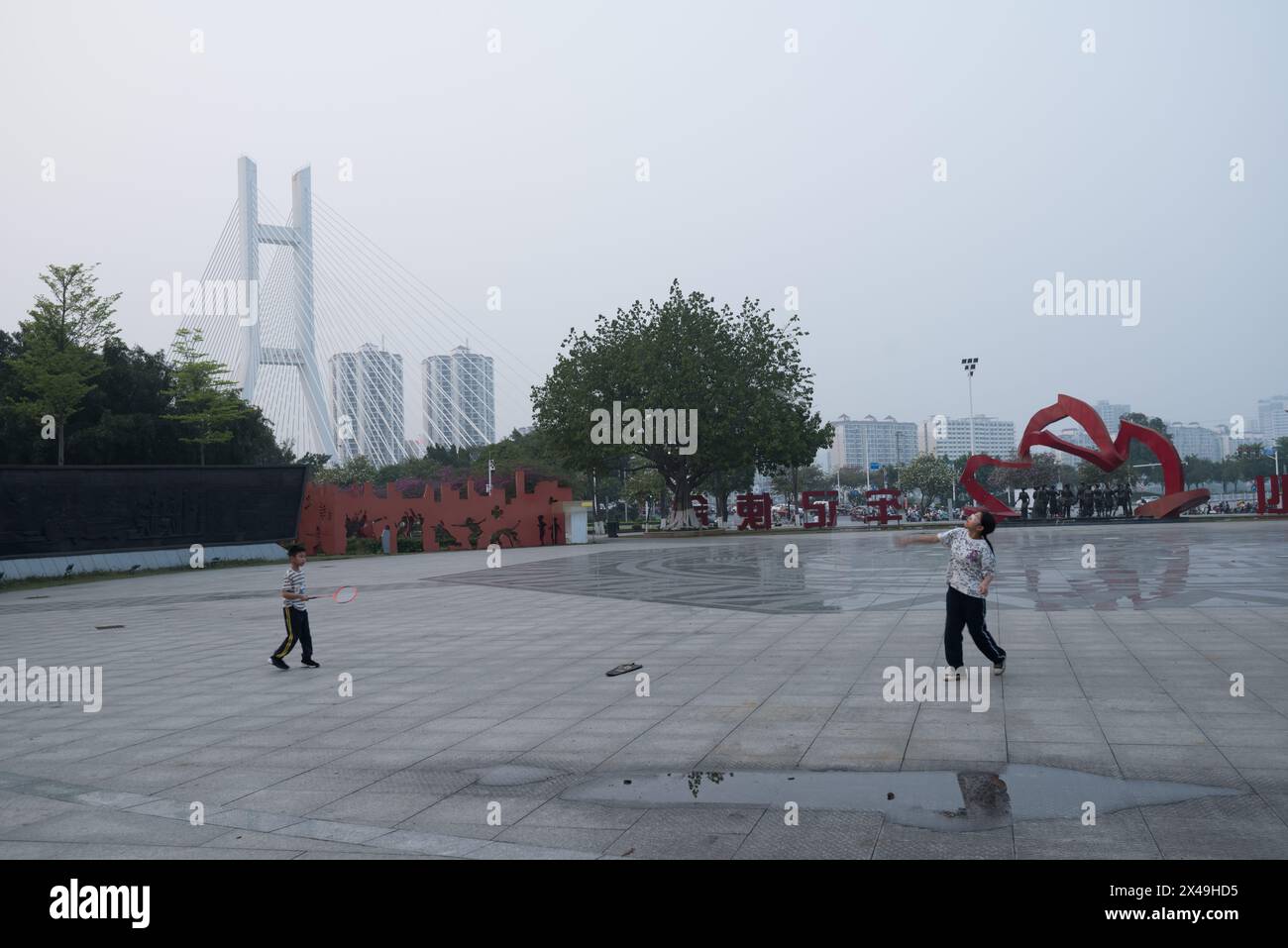 Baise City, Guangxi, China - 30. März 2023: Zwei Kinder spielen Badminton in einem Park Stockfoto