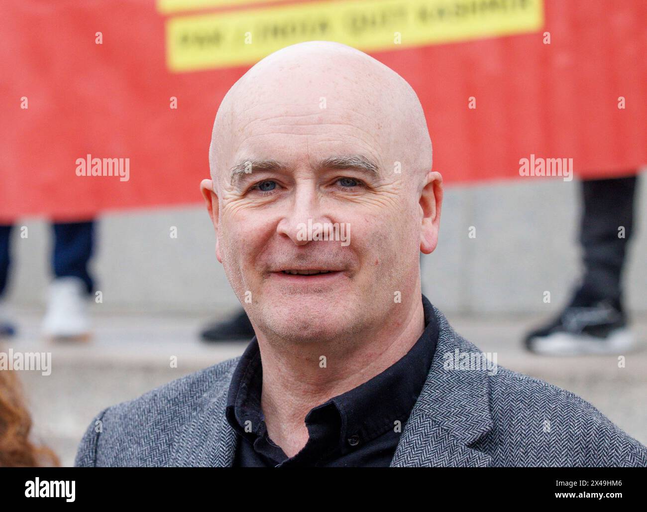 London, Großbritannien. Mai 2024. Mick Lynch, Generalsekretär des RMT. Gewerkschaftsmitglieder und Arbeitnehmer nehmen an dem jährlichen Maimarsch Teil und halten Vorträge auf dem Trafalgar Square. Der marsch durch die Londoner Innenstadt führt von Clerkenwell Green zum Trafalgar Square. Sie feiert die Rechte der Arbeitnehmer und verlangt bessere Bedingungen und bessere Bezahlung. Quelle: Mark Thomas/Alamy Live News Stockfoto