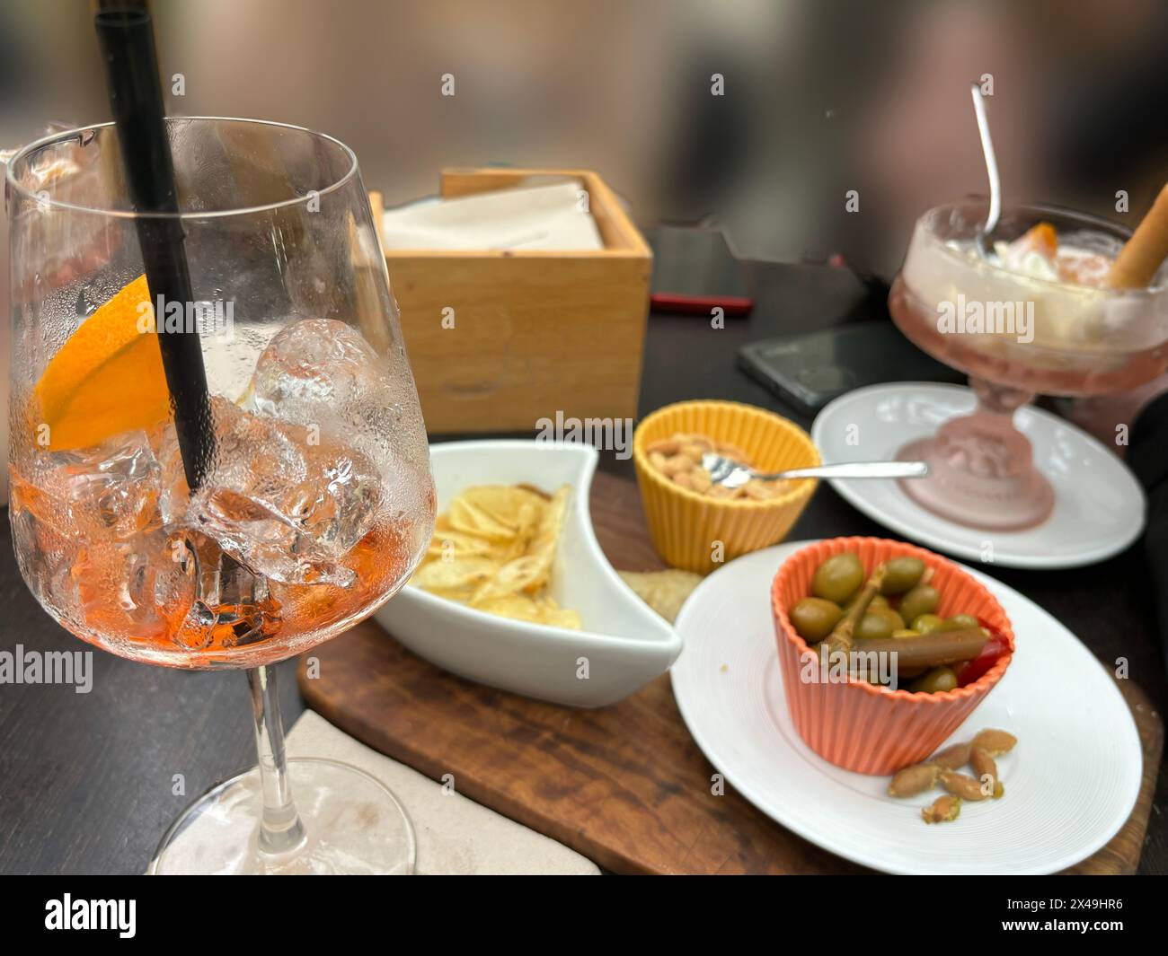 Frisch getrunkene Cocktails mit Vorspeisen und Oliven Stockfoto