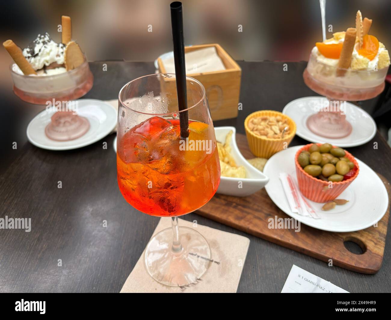 Frisch getrunkene Cocktails mit Vorspeisen und Oliven Stockfoto