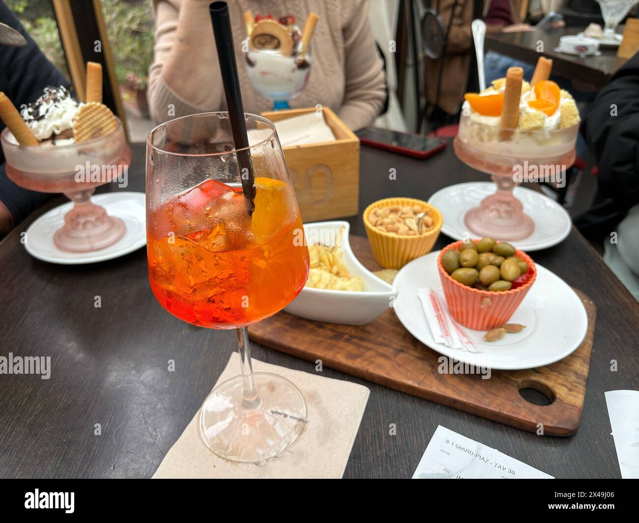 Frisch getrunkene Cocktails mit Vorspeisen und Oliven Stockfoto