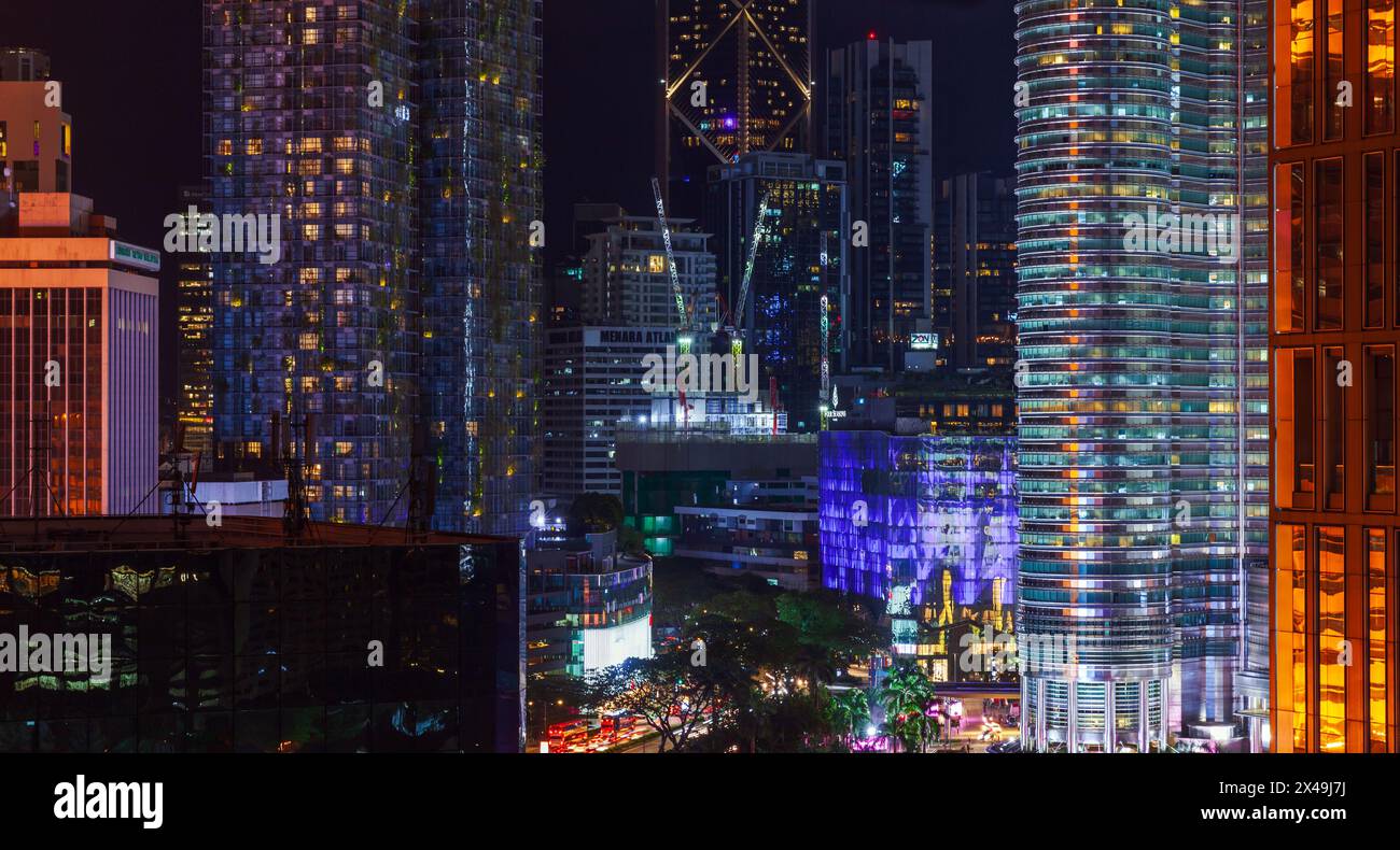 Kuala Lumpur, Malaysia - 28. November 2019: Blick auf die Innenstadt von Kuala Lumpur bei Nacht, moderne Bürohochhäuser mit farbenfroher Beleuchtung Stockfoto