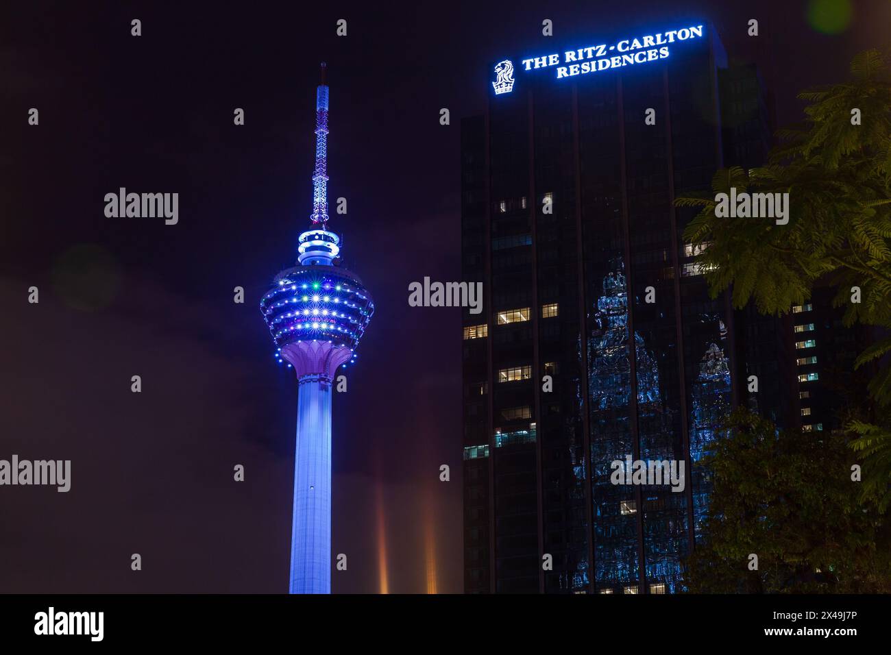 Kuala Lumpur, Malaysia - 28. November 2019: Straßenfoto von Kuala Lumpur mit dem Kuala Lumpur Tower bei Nacht Stockfoto