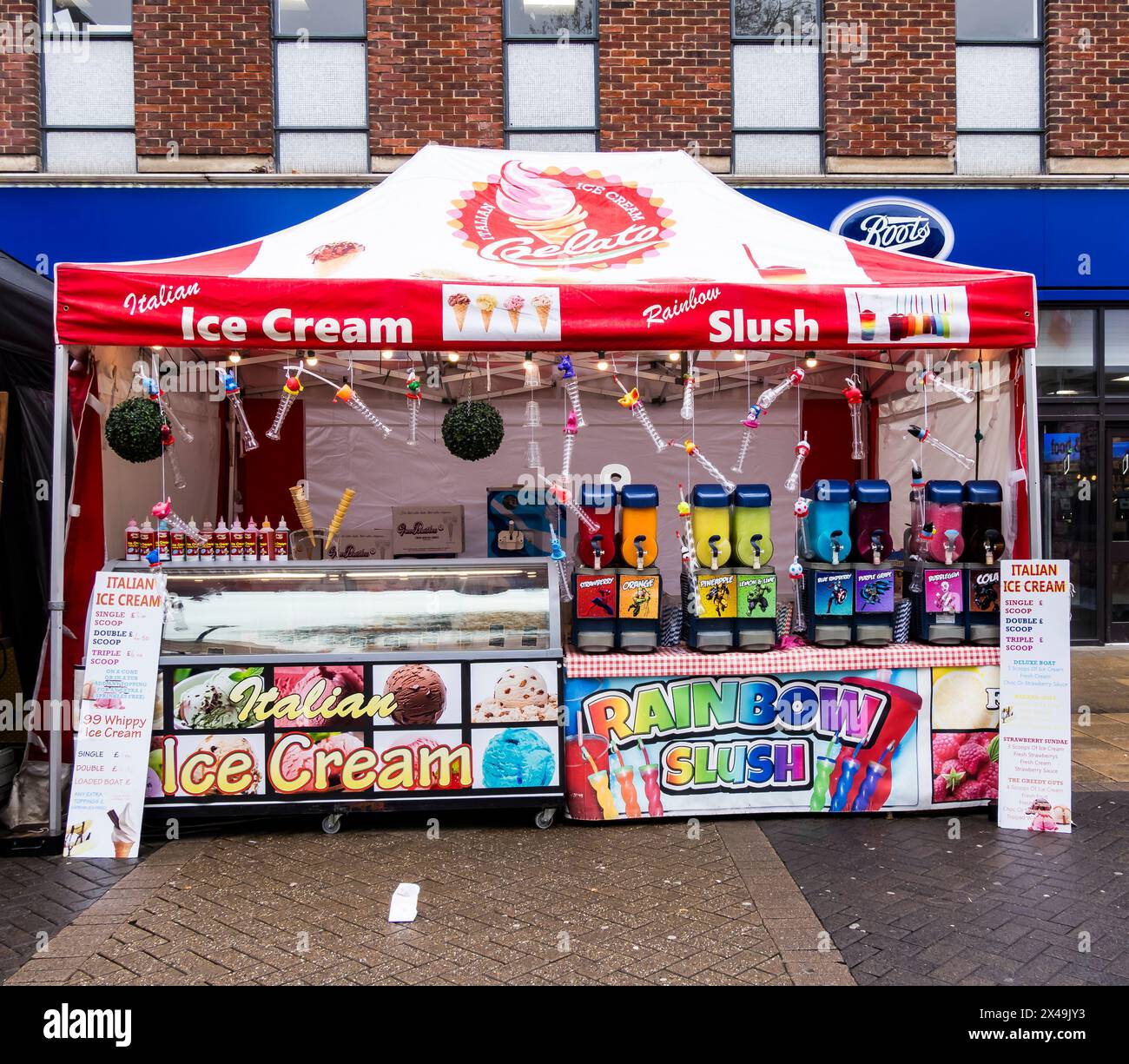Italienischer Eisstand mit Slush-Spendern, High Street, Lincoln City, Lincolnshire, England, UK Stockfoto