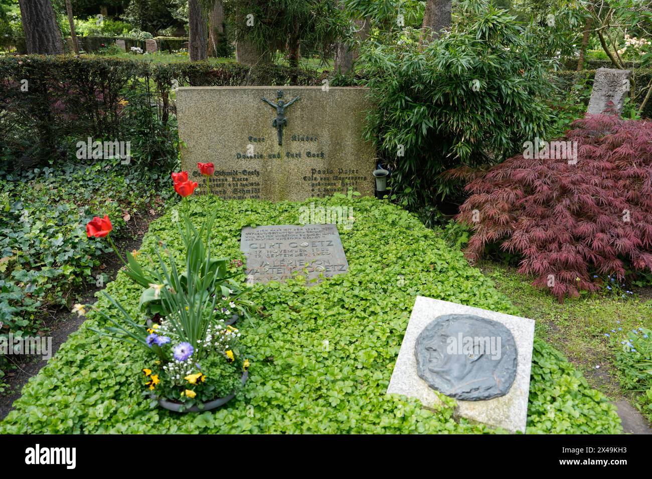 Ruhestätte von Curt Goetz und Valérie von Martens Ruhestätte von Curt Goetz, Schriftsteller und Schauspieler, Valérie von Martens, Schauspielerin, auf dem Waldfriedhof Heerstraße in Berlin-Charlottenburg Berlin Berlin Berlin Deutschland *** Ruhestätte von Curt Goetz und Valérie von Martens Ruhestätte von Curt Goetz, Schriftsteller und Schauspieler, Valérie von Martens, Schauspielerin, Valérie von Martens, Schauspielerin, am Waldfriedhof Heerstraße in Berlin Charlottenburg Berlin Berlin GER Stockfoto