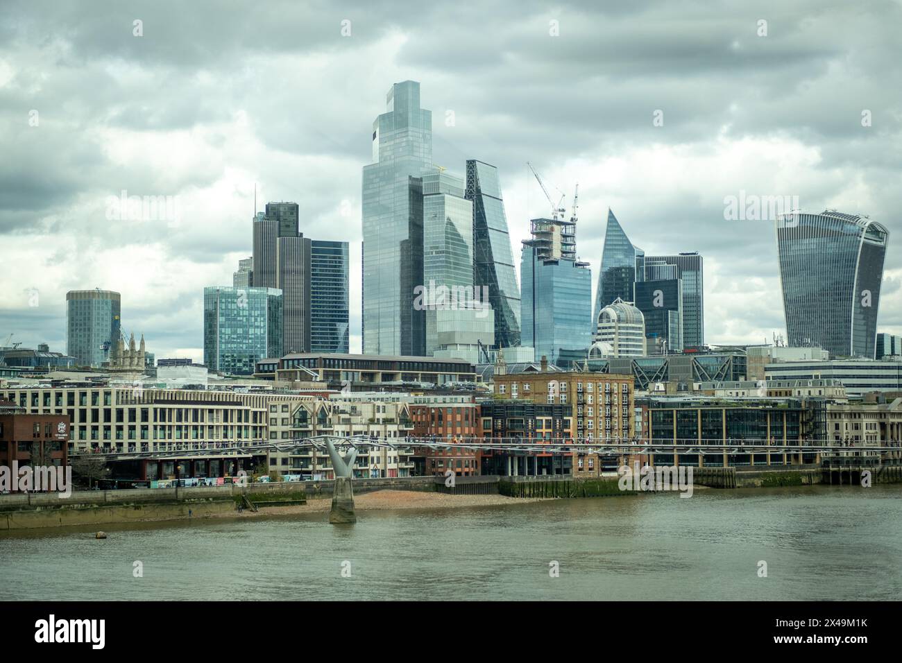 LONDON – 2. APRIL 2024: Skyline der Stadt London von der Blackfriars Bridge. London und das Finanzzentrum des Vereinigten Königreichs Stockfoto