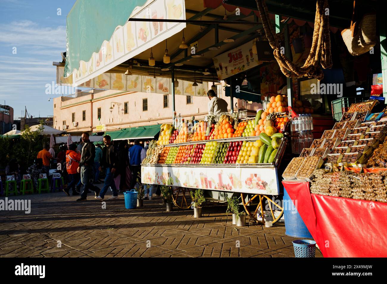 Lebendiger Saft- und Obststand voller Bananen, Ananas, Äpfel, Orangen, Melonen, Papayas und vieles mehr. Am Jemaa el-Fnaa Platz. Stockfoto