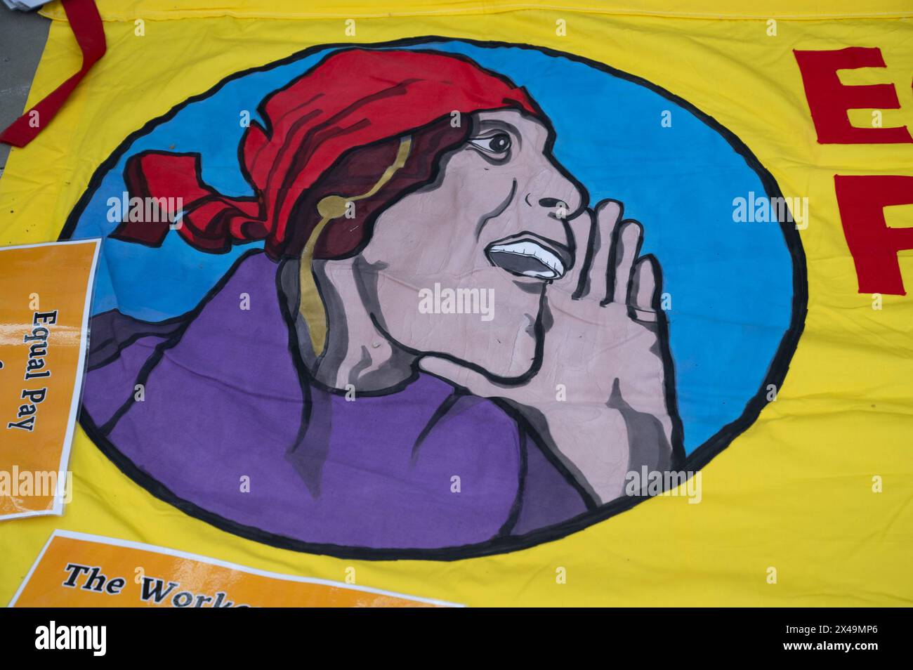 Mai 2024. Die Leute versammeln sich auf Clerkenwell Green, um zum Trafalgar Square zu marschieren, um den Maitag zu feiern. Banner zur Unterstützung des gleichen Entgelts. Stockfoto