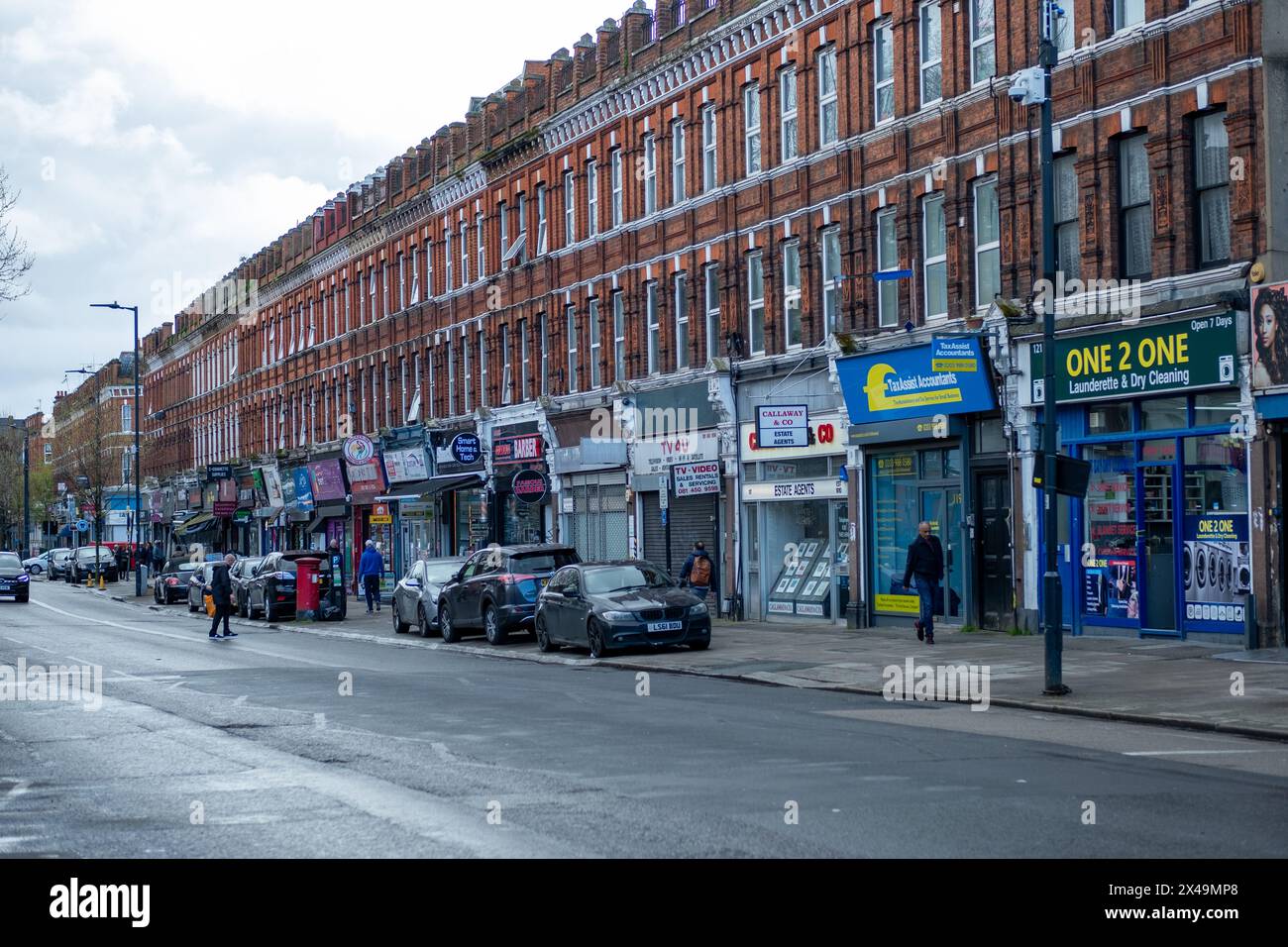 LONDON, 3. APRIL 2024: Cricklewood High Street. Gegend im Nordwesten Londons Stockfoto