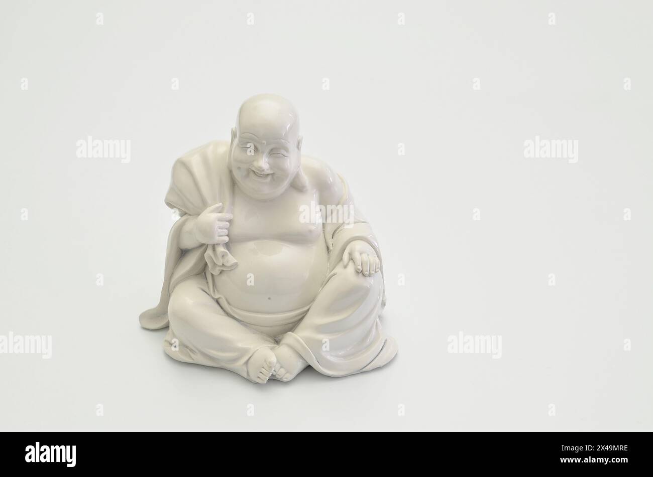 Nahaufnahme eines weißen Buddha auf weißem Hintergrund, Stillleben, minimales Konzept Stockfoto