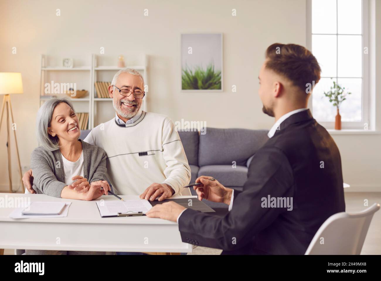 Agent Berät Seniorenpaar Während Des Home Meetings Stockfoto