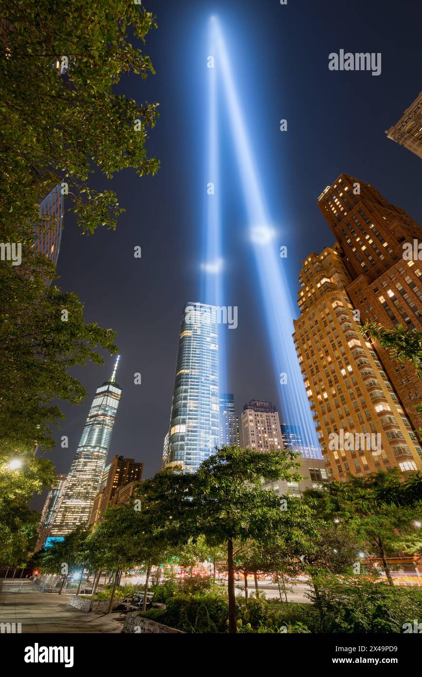 New York City Gedenkfeier am 11. September. Tribut in Light. Zwei vertikale Lichtsäulen, die sich zwischen den Wolkenkratzern von Lower Manhattan erheben Stockfoto