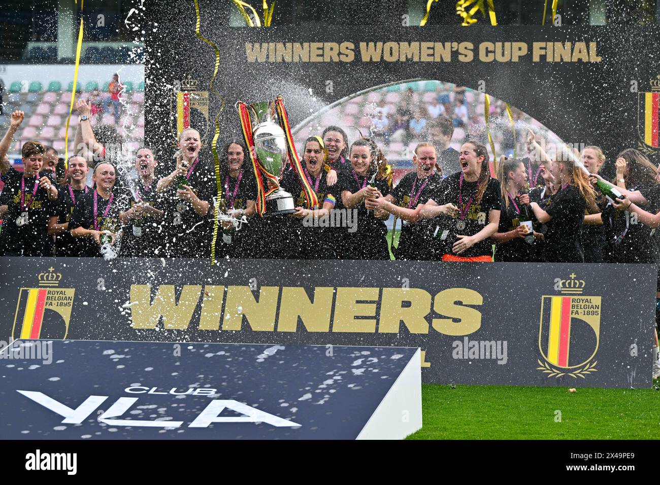 Leuven, Belgien. Mai 2024. Die Spieler von Brugge feiern nach dem Gewinn eines Frauenfußballspiels zwischen Oud Heverlee Leuven und Club Brugge YLA im belgischen Cup-Finale am Mittwoch, 1. Mai 2024 in Leuven, BELGIEN. Quelle: Sportpix/Alamy Live News Stockfoto