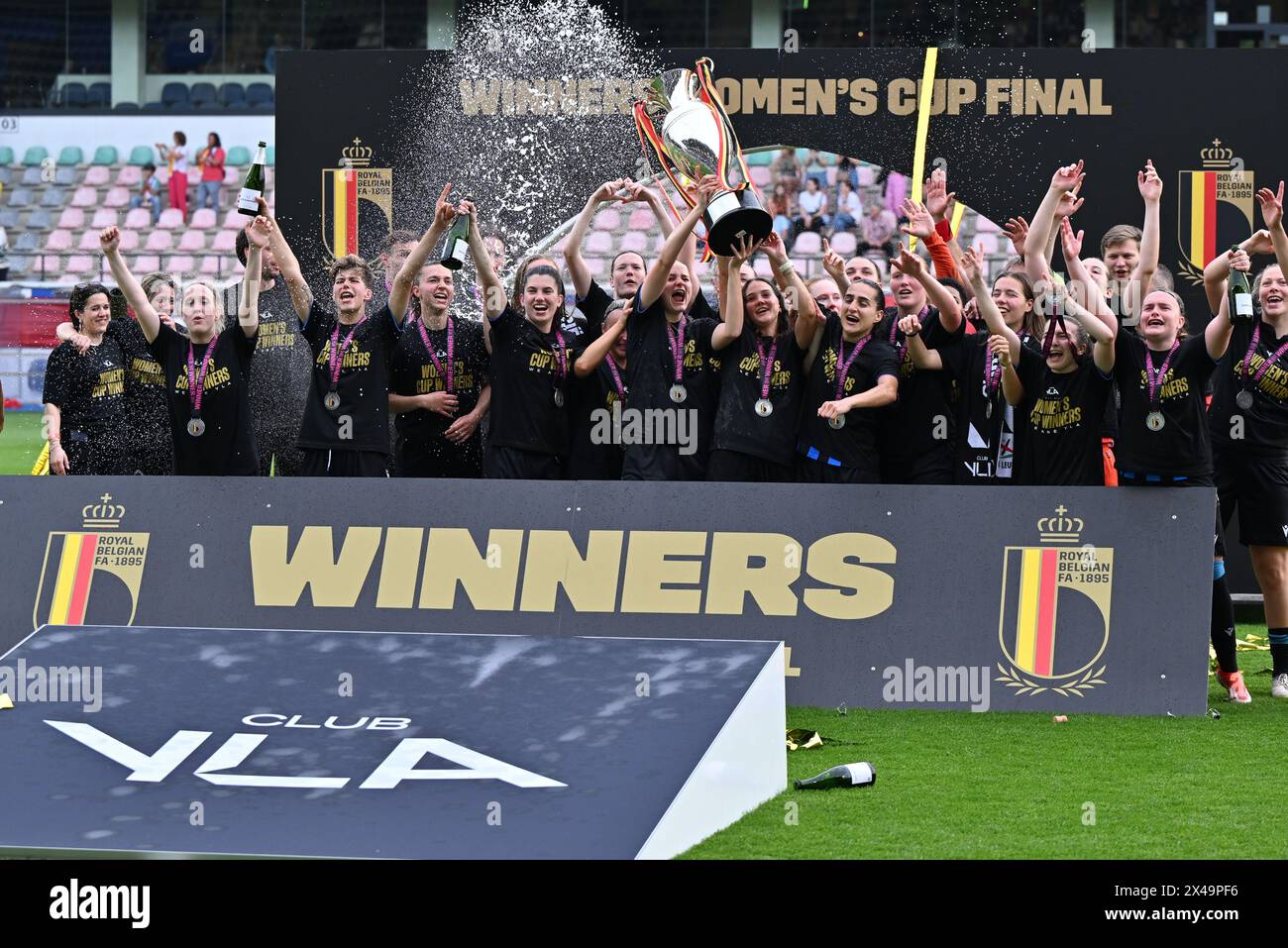 Leuven, Belgien. Mai 2024. Die Spieler von Brugge feiern nach dem Gewinn eines Frauenfußballspiels zwischen Oud Heverlee Leuven und Club Brugge YLA im belgischen Cup-Finale am Mittwoch, 1. Mai 2024 in Leuven, BELGIEN. Quelle: Sportpix/Alamy Live News Stockfoto