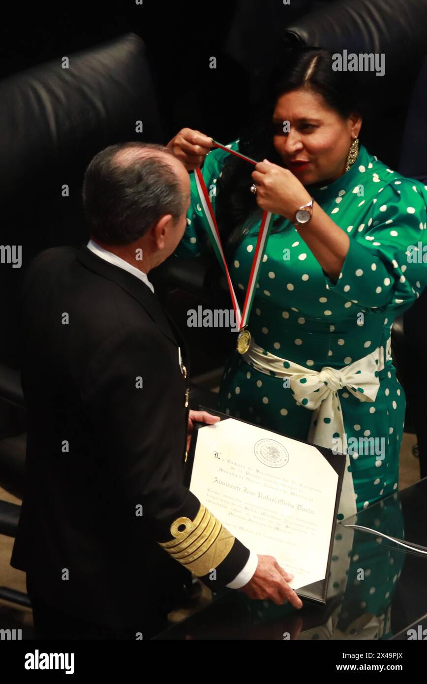 Mexiko-Stadt, Mexiko. Mai 2024. Das mexikanische Marineministerium Admiral Rafael Ojeda Durán erhält während der Preisverleihung im mexikanischen Senat die Ehrenmedaille von Ana Lilia Rivera, der Präsidentin des Direktoriums des mexikanischen Senats. Am 30. April 2024 in Mexiko-Stadt. (Foto: Carlos Santiago/Eyepix Group/SIPA USA) Credit: SIPA USA/Alamy Live News Stockfoto