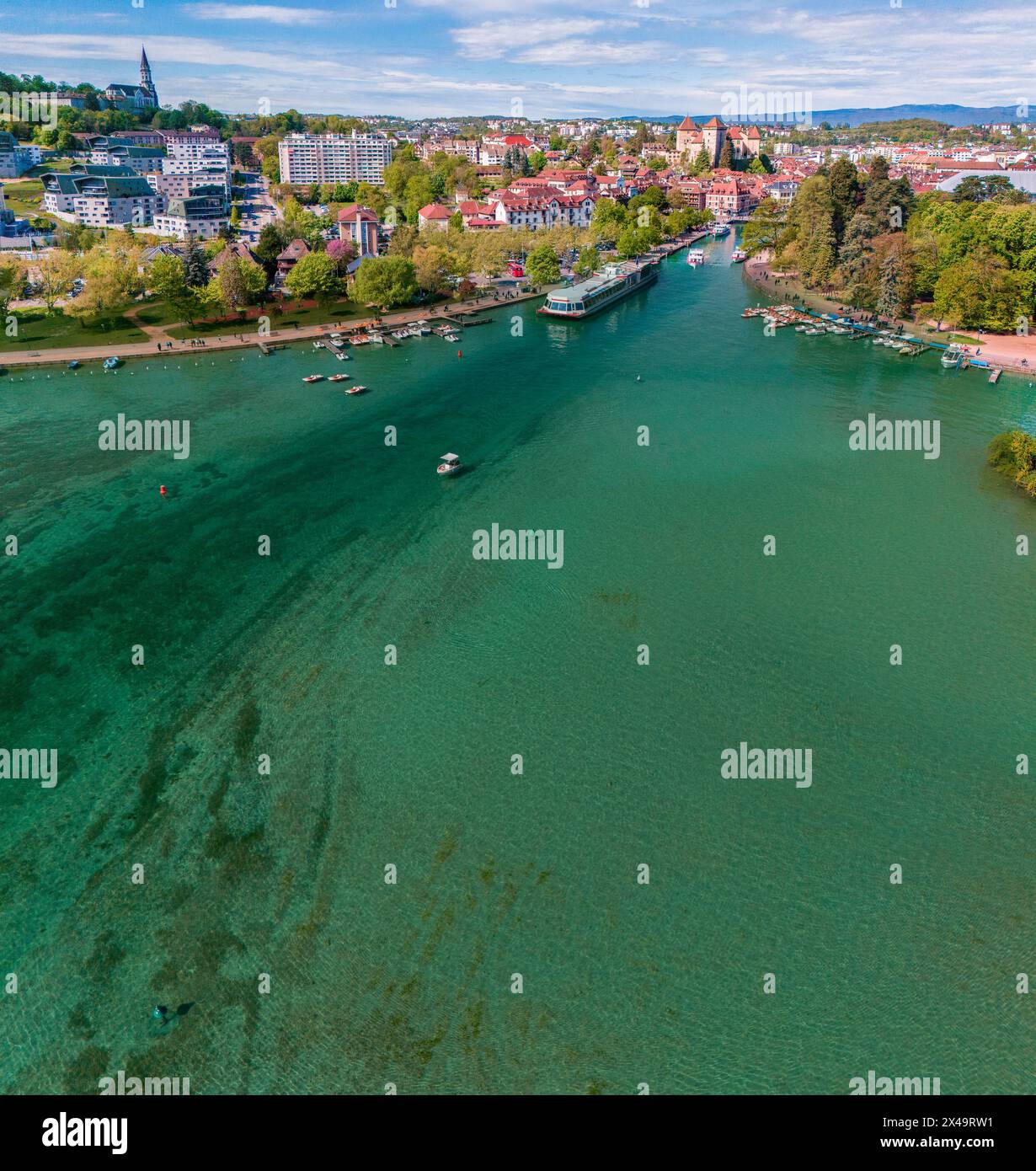 Aus der Vogelperspektive auf Annecy und den See, Häuser und Grünflächen, Boote für die Navigation und Fußgängerzonen. Haute-Savoie. Perle der französischen Alpen. Frankreich Stockfoto