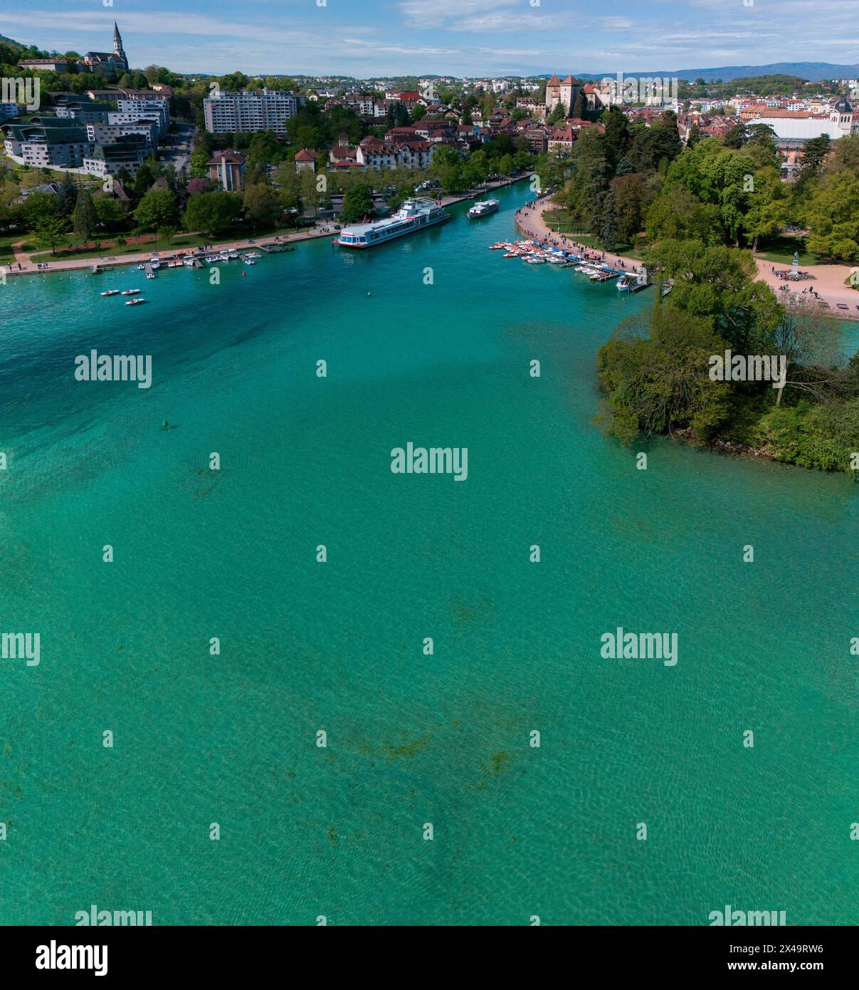 Aus der Vogelperspektive auf Annecy und den See, Häuser und Grünflächen, Boote für die Navigation und Fußgängerzonen. Haute-Savoie. Perle der französischen Alpen. Frankreich Stockfoto