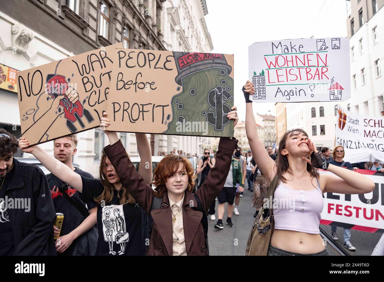 Wien, Wien, Österreich. Mai 2024. Aktivisten halten die Schilder „žNo Krieg aber Klassenkrieg“, „žPeople vor Gewinn“ und „žMake wieder erschwinglich leben!“ hoch. Bei Antifa-Protest am 1. Mai – Tag der Arbeit in Österreich fordern die Aktivisten bessere Arbeitsbedingungen und eine faire Bezahlung ihrer Arbeit sowie ein sofortiges Ende des patriarchalischen Systems. (Kreditbild: © Andreas Stroh/ZUMA Press Wire) NUR REDAKTIONELLE VERWENDUNG! Nicht für kommerzielle ZWECKE! Stockfoto