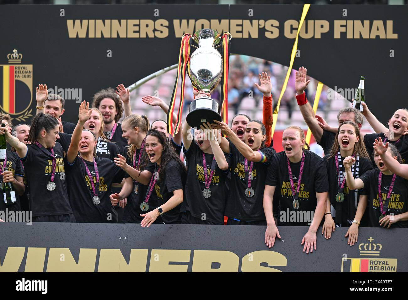 Leuven, Belgien. Mai 2024. Die Spieler von Brugge feiern nach dem Gewinn eines Frauenfußballspiels zwischen Oud Heverlee Leuven und Club Brugge YLA im belgischen Cup-Finale am Mittwoch, 1. Mai 2024 in Leuven, BELGIEN. Quelle: Sportpix/Alamy Live News Stockfoto