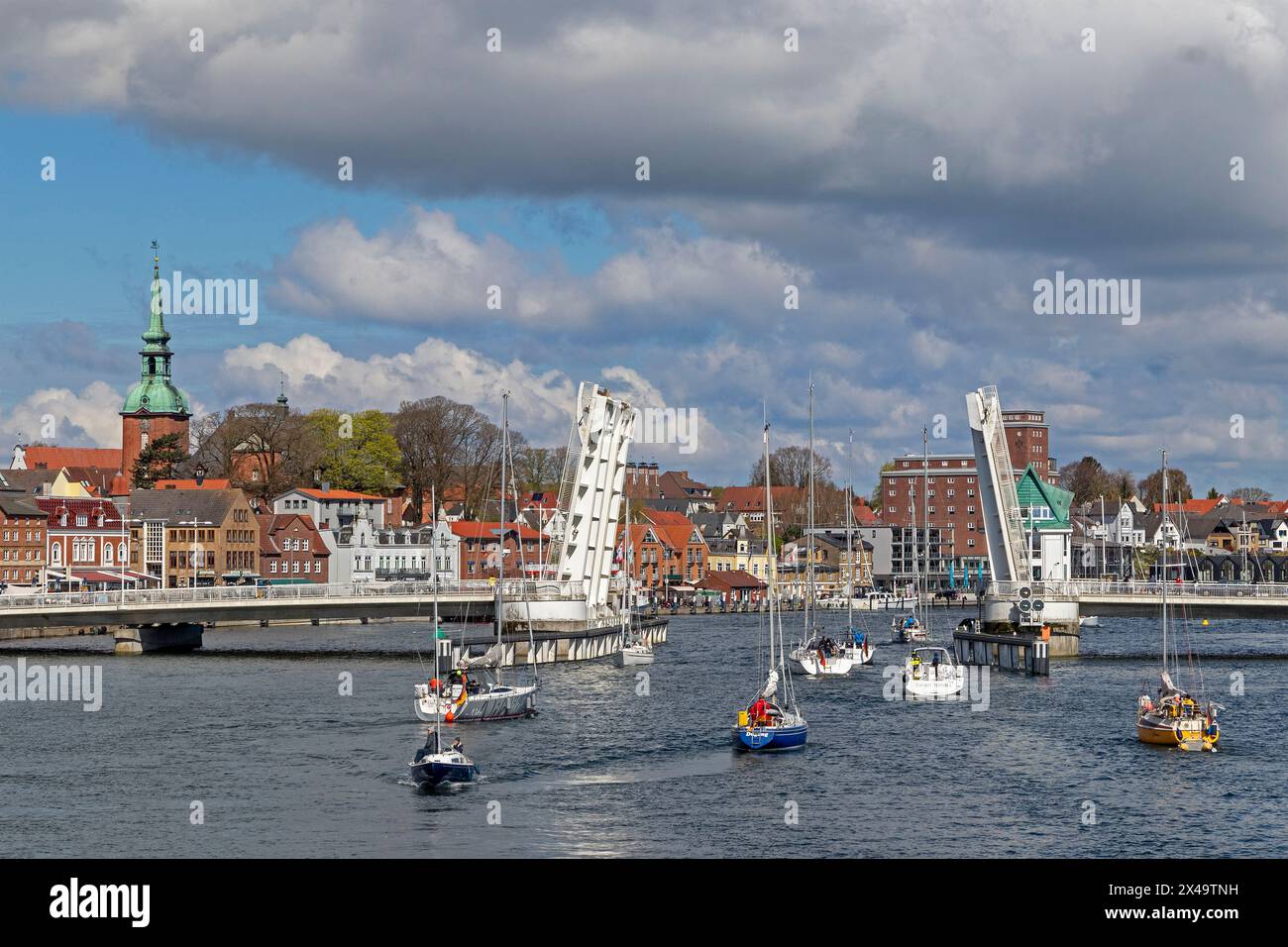 Segelboote fahren durch die offene Balancebrücke, Kappeln, Schlei, Schleswig-Holstein, Deutschland Stockfoto