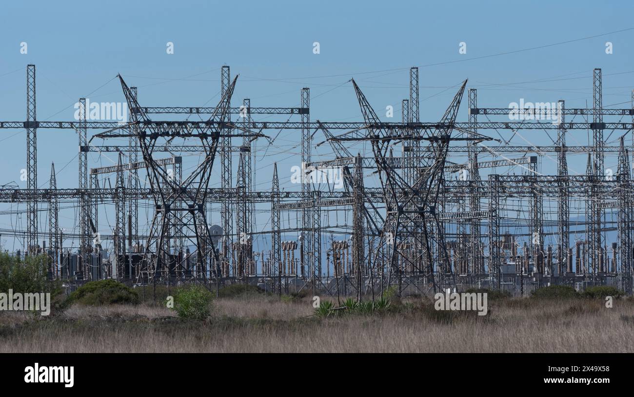 Hopefield, Westkap, Südafrika. 16. 04. 2024. Elektrische Stromleitungen zur Stromversorgung des nationalen Netzes in Südafrika. Stockfoto