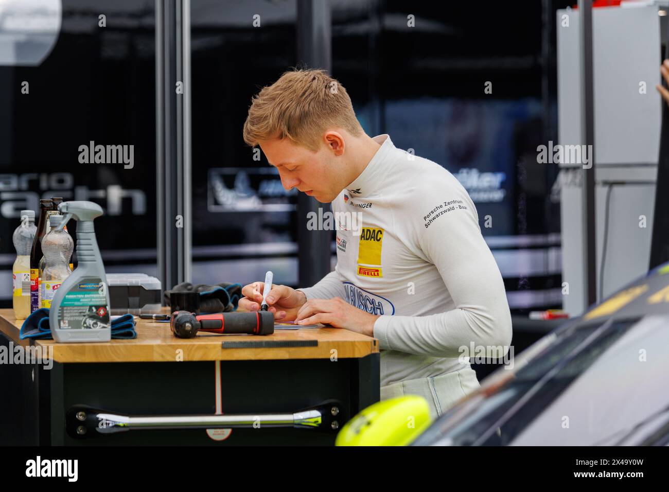 Oschersleben, Deutschland. April 2024. Sieger Kapfinger Joos Sportwagentechnik-Fahrer Porsche 911 GT3 R ADAC GT Masters signiert Autogramm am Fahrerlager Stockfoto