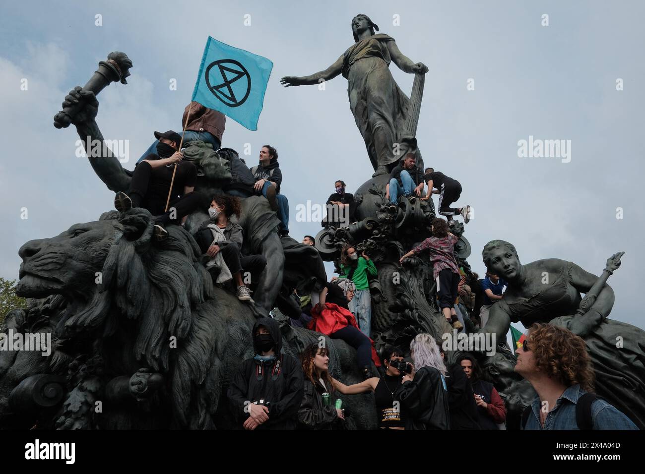 Paris, Frankreich. Mai 2024. Verschiedene Gewerkschaften treffen sich in Paris zum Internationalen Arbeitstag. Die Demonstration, eine Konvergenz sozialer, ökologischer und feministischer Kämpfe sowie ein Eintreten für Freiheiten, beginnt am Place de la République und macht sich auf den Weg zum Place de la Nation. Die Prozession entlang des Boulevard Voltaire symbolisiert die kollektive Stärke der Arbeiter und ihren anhaltenden Kampf für Rechte und Anerkennung. Quelle: Joao Daniel Pereira/Alamy Live News Stockfoto