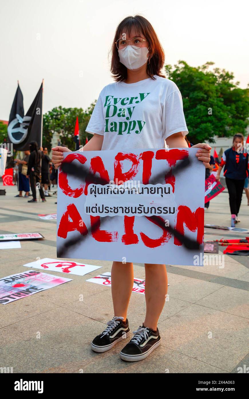 Chiang Mai, Thailand. Mai 2024. Ein thailändischer Arbeiter sah während des Marsches zum Labor Day 2024 ein Plakat halten. Verschiedene Gruppen von Arbeitnehmern nahmen an einer Kundgebung am Tag der Arbeit Teil, um mehr Wohlstand, bessere Mindestlöhne und gleiche Rechte für Wanderarbeitnehmer zu erreichen. Quelle: SOPA Images Limited/Alamy Live News Stockfoto