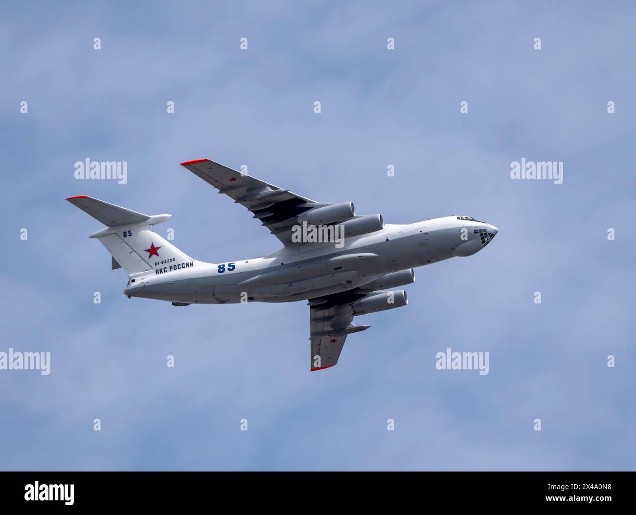 MOSKAU, RUSSLAND - 7. MAI 2021: Avia-Parade in Moskau. Tanker Iljuschin Il-78 am Himmel auf der Siegesparade im Zweiten Weltkrieg in Moskau, Russland. Stockfoto