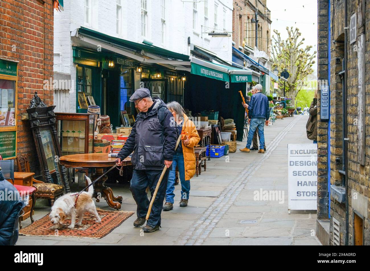 LONDON, 22. APRIL 2024: Hampstead Village High Street Scene – ein wohlhabendes städtisches Dorf im Nordwesten Londons Stockfoto