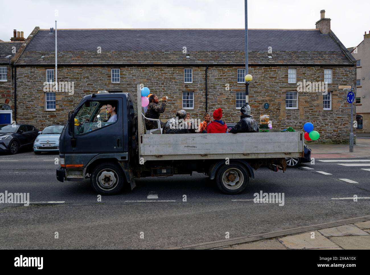Die schottische und Orkney-Tradition der Schwärzung findet in Kirkwall, der Hauptstadt von Orkeny, statt. Eine laute und schmutzige Angelegenheit Stockfoto