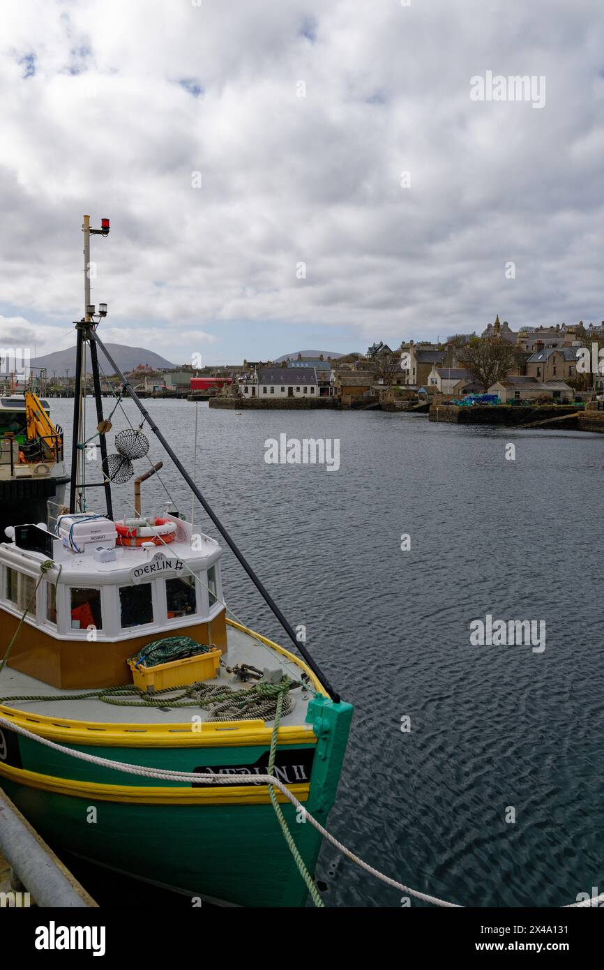 Malerische Stromness ist die zweitgrößte Stadt in Orkney, einer Inselgruppe nördlich von Schottland. Die NorthLink Fährverbindung verkehrt hier. Stockfoto