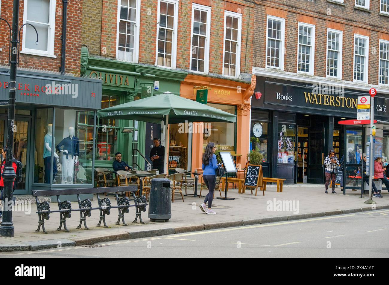 LONDON, 22. APRIL 2024: Hampstead Village High Street Scene – ein wohlhabendes städtisches Dorf im Nordwesten Londons Stockfoto