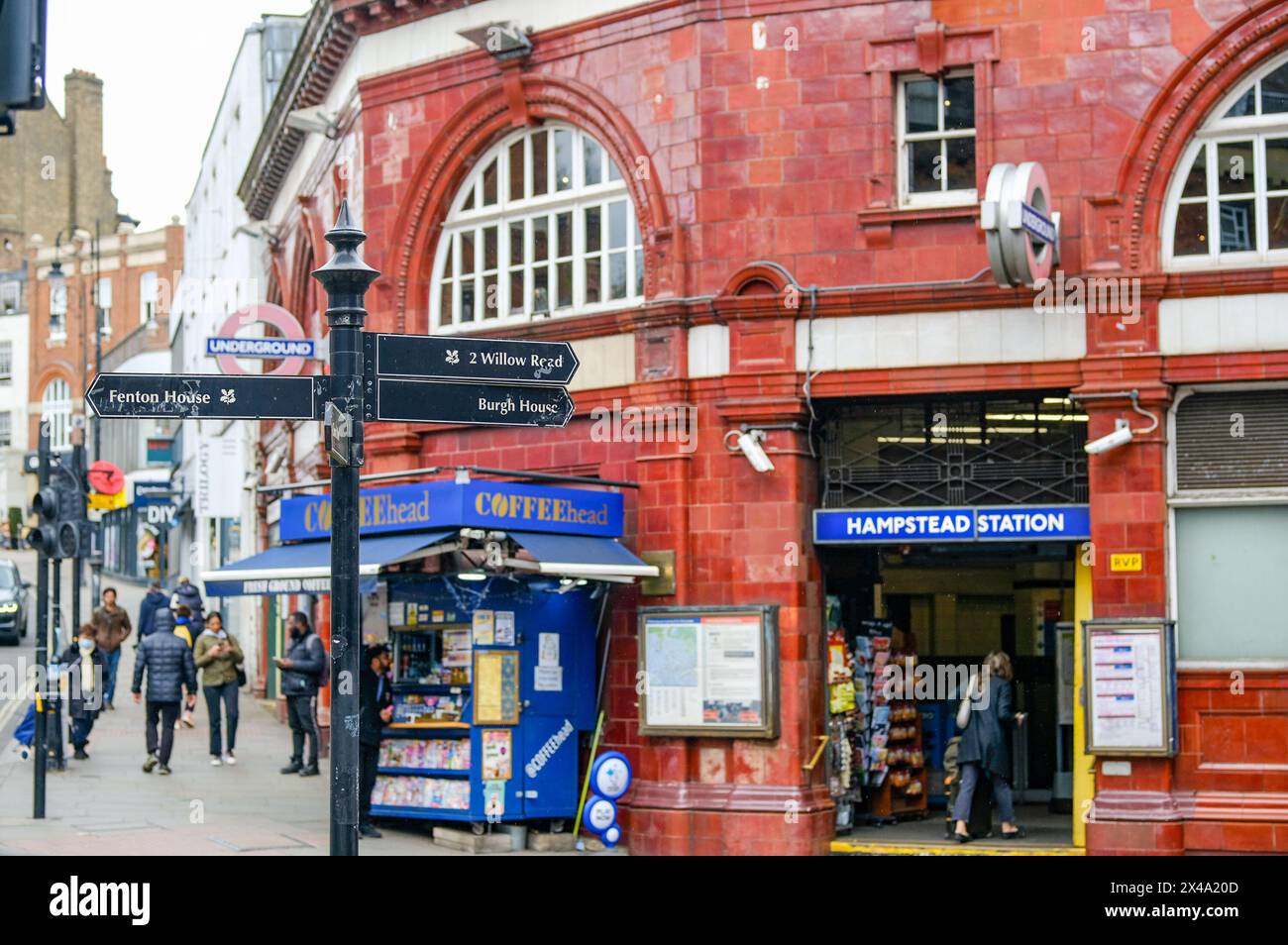 LONDON, 22. APRIL 2024: Hampstead Station an der High Street, ein wohlhabendes Städtchen im Nordwesten Londons Stockfoto