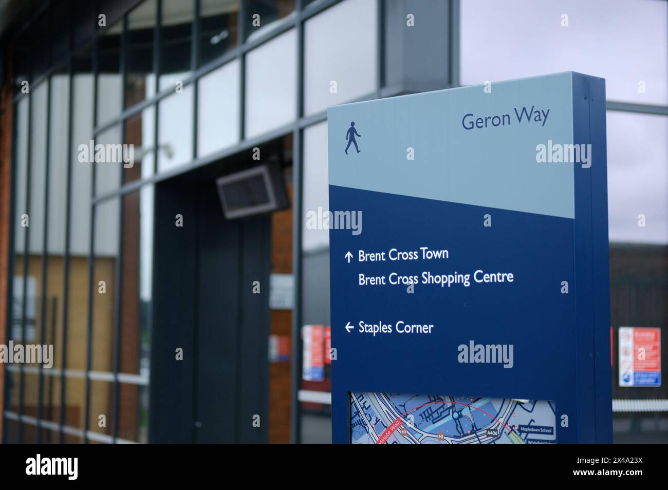 LONDON - 23. APRIL 2024: Schild für Brent Cross Town und Brent Cross Shopping Centre am Bahnhof Brent Cross West Stockfoto