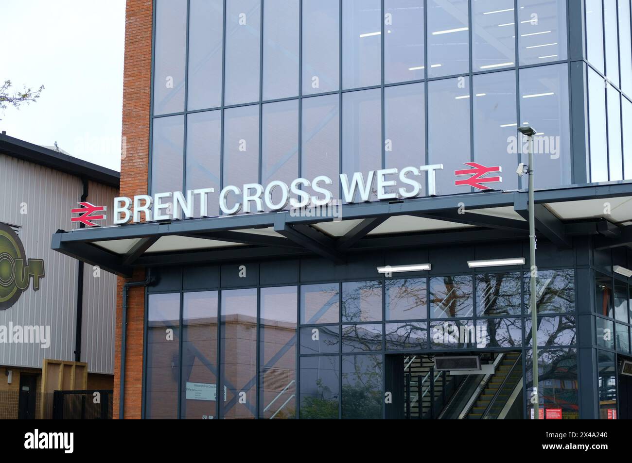 LONDON - 23. APRIL 2024: Bahnhof Brent Cross West - thames Link Station im Nordwesten Londons Stockfoto