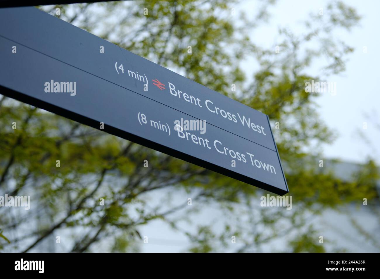 LONDON - 23. APRIL 2024: Beschilderung für den Bahnhof Brent Cross West und Brent Cross Town - Neubau im Nordwesten Londons Stockfoto